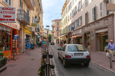 Cannes France - 29 Nisan 2011; Narrow Caddesi, Rue CHABAUD, iş açılırken ve insanlar ve araçlar güne başlarken.