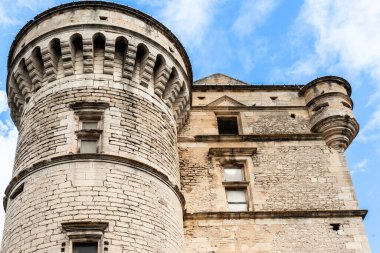 Cote D 'Azur' daki eski Fransız kasabası Gordes 'teki Goult Şatosu kale kulesi..