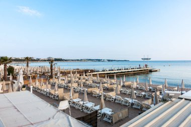 Cannes France - 30 Nisan 2011; Fransız Riviera 'sında öğleden sonra saatlerinde şemsiyeli otellerin güneş pansiyonları.