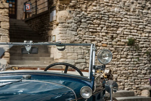 Gordes Frankrike Maj 2011 Vintage Blå Bil Vindruta Och Lampor — Stockfoto