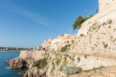 Güney Fransa, Antibes 'te geniş kıyı savunma sahaları ve kentsel konutlar.