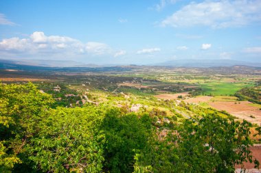 Fransa 'nın Gordes kentindeki tepeden ekili tarlaların ve Provence' deki köy evlerinin kırsal manzarası.