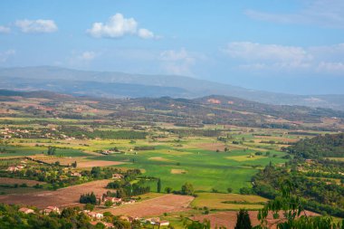 Fransa 'nın Gordes kentindeki tepeden ekili tarlaların ve Provence' deki köy evlerinin kırsal manzarası.