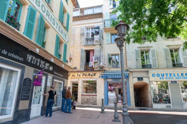 Antibes France - 1 Mayıs 2011; Avrupa City sokak binası sokak dükkanları ve kafelerin üstündeki daireler
