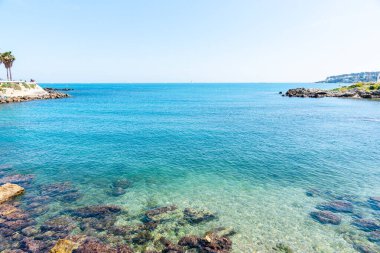 Fransız Rivierası 'ndaki kayalık önplan Antibes üzerinden Akdeniz ufkuna bak.