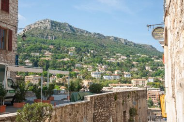 Saint Paul de Vence, Provence, Fransa - Mayıs 2011; Konut evlerinin tepe tarafından ağaçla kaplı kasabadan manzara .