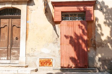 Aziz Paul de Vence, Provence, Fransa 'da eski ahşap kapılar.