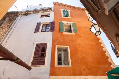 Saint Paul de Vence, Provence, Fransa 'da farklı renkte bir apartman dairesinin düşük açılı görüntüsü.