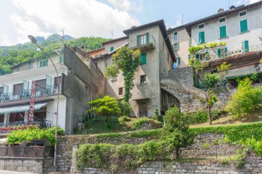5 Mayıs 2011 'de Menaggio İtalya' da Como Gölü kıyısındaki restoranın tabelası Menaggio ile teraslı evler ve binalar inşa edildi..