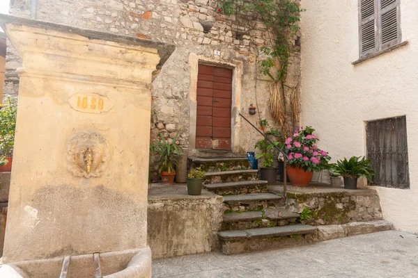 イタリアのキマ 2011 柱で中庭の木製のドアにつながるステップは ルガーノ湖の岸に1880小さい町を刻みました — ストック写真