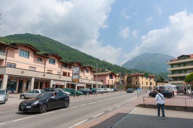 Porlezza İtalya - 5 Mayıs 2011; Ticari binalar ve arabalarla Lugano Gölü 'nden geçen yol.
