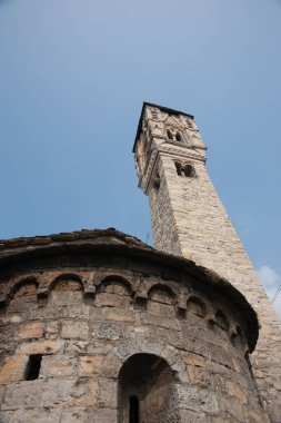 Tarihsel kilise çan kulesi köyün üzerinde yükseliyor ve Como, İtalya 'nın aşağısındaki taş kilisenin etrafında dönüyor..
