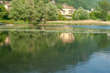 İtalya 'nın kuzeyindeki küçük Piano Gölü' nden küçük Avrupa köyüne.