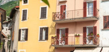 Cima İtalya - 5 Mayıs 2011; Editör- Avrupa 'da balkon ve bisikletli binalar ve daireler.