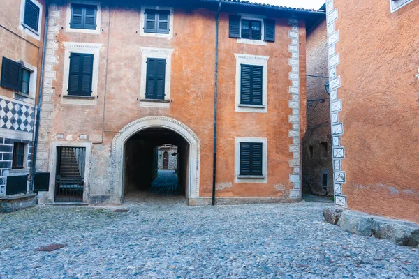 Tipici Edifici Del Borgo Europeo Intorno Alla Piazzetta Con Arco — Foto Stock