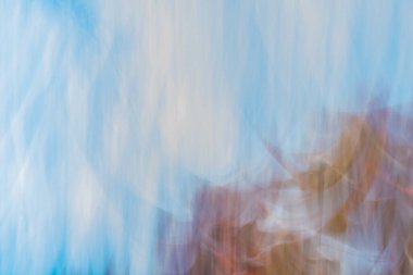 Soyut rastgele yumuşak renkler. Doğa, kasıtlı mavi kamera hareketi kullanarak bulanıklaşıyor.