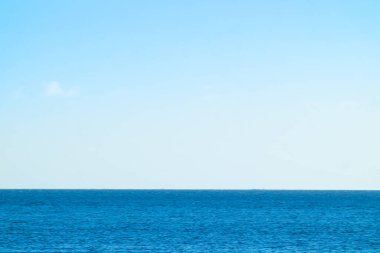 Arka planlar için derin mavi empresyonist deniz ve ufuk