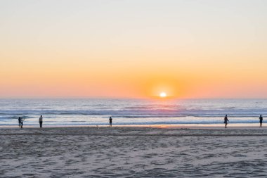 Sörfçüler Cenneti - 21 Eylül 2023; Sörfçüler Paradise plaj gündoğumu uzak sularda önemsiz insanlarla .