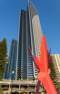 Sörfçüler Paradise Avustralya - 21 Eylül 2023; Surfers Paradise plajı ve All Eyes on Us 'tan ufuk çizgisi: The Commonwealth Star, ressam Stuart Green tarafından 2018' de Esplanade 'de yapıldı..