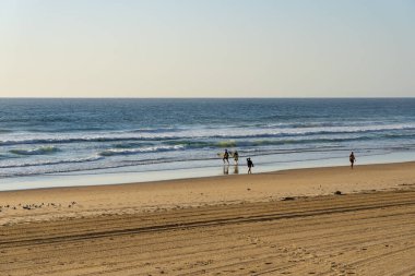 Sörfçüler Paradise Avustralya - 23 Eylül 2023; Sörf tahtalarıyla sörf yapmaya başlayan iki kişiyle Cennet Sörfçüleri Sahili.