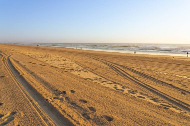 Sörfçüler Paradise Australia - 21 Eylül 2023; Kum tımarcısı geniş kumlu sahilde kıyıya ve denize giden yollar.