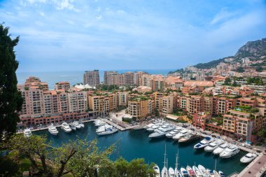 Monte Carlo binaları ve ünlü ve zengin Monako marinası..