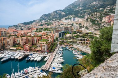 Monte Carlo binaları ve ünlü ve zengin Monako marinası..