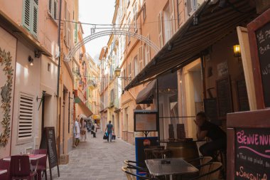 Monaco 2 Mayıs 2011; Tipik Avrupa dar kaldırım taşı caddesi dükkanları ve restoranları olan yüksek binalarla çevrili.
