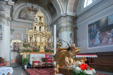 Menaggio, İtalya, Grandola Birliği bölgesi 7 Mayıs 2011; İtalyan kilisesinde dekoratif iç mekan - Chiesa di San Siro Codogna Codogna 'nın Aziz Siro Kilisesi.