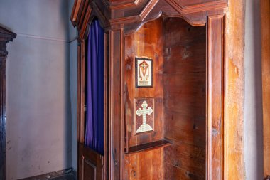 Menaggio, İtalya, Grandola Birliği bölgesi 7 Mayıs 2011 İtalyan kilisesinde günah çıkarma - Chiesa di San Siro Codogna 'nın Aziz Siro Kilisesi.