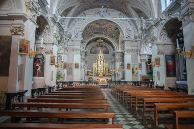 Menaggio, İtalya, Grandola Birliği bölgesi 7 Mayıs 2011; İtalyan kilisesinde dekoratif iç mekan - Chiesa di San Siro Codogna Codogna 'nın Aziz Siro Kilisesi.