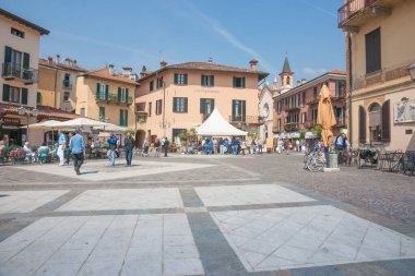 Como Gölü, Menaggio, 7 Mayıs 2011, Menaggio şehir meydanı, kaldırım taşı desenli avlu ve binalı.