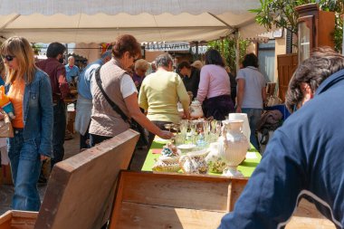 Menaggio İtalya - 7 Mayıs 2011; Menaggio şehir meydanında, Como Gölü kıyısındaki sokak marketlerinde editör-İnsanlar