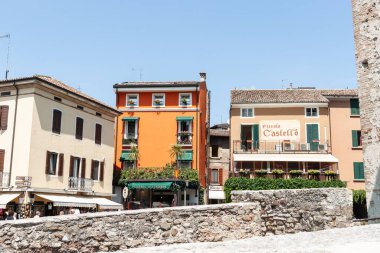 Sermione İtalya - 9 Mayıs 2011; Sokak ve şehirdeki konut restoranları