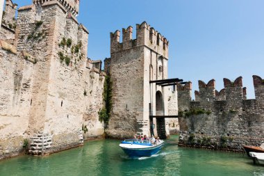İtalyan kalesinin mimari özellikleri. Hendeği olan Garda Gölü.