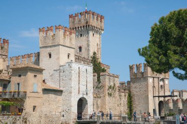 Sermione İtalya - 9 Mayıs 2011; Tarihi Castel Scaligero köprüsünden geçen turistler