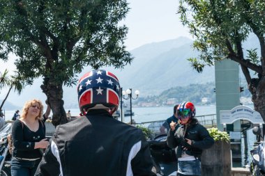Bellagio İtalya - 9 Mayıs 2011; Yıldız ve çizgili miğfer takan motosikletliler turizm merkezine geldi.