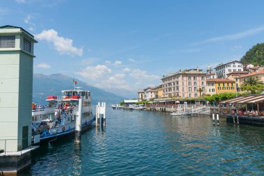 Bellagio İtalya - 8 Mayıs 2011; Como Gölü Rıhtımı rıhtımı, binaları ve yolcu feribotu manzaralı seyahat yeri.. 2011; Como Gölü rıhtımı, binaları ve manzaralı yolcu feribotu..