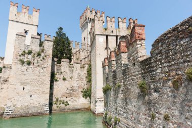 İtalyan kalesinin mimari özellikleri. Hendeği olan Garda Gölü.