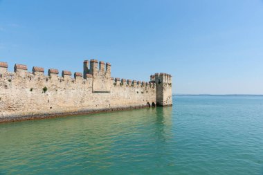 İtalyan kalesinin mimari özellikleri. Garda Gölü 'ne yansıyan duvarı silip süpür..