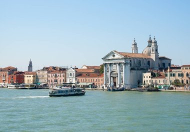 Venedik İtalya - 10 Mayıs 2011; Santa Maria del Rosario kilisesi de dahil olmak üzere rıhtım ve feribot iskeleleri boyunca uzanan karakteristik ve ünlü liman ve binalar. Geçiş .