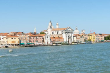 Venedik İtalya - 10 Mayıs 2011; Karakteristik ve ünlü rıhtım ve rıhtım boyunca iskeleleri ve feribotları olan binalar. Geçiş .