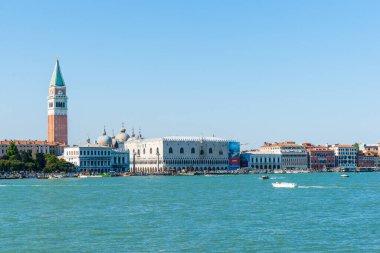 Venedik İtalya - 10 Mayıs 2011; St Mark Bazilikası 'nın ünlü çan kulesi Ufuk çizgisi üzerinde mavi gökyüzüne karşı duruyor Grand Canal