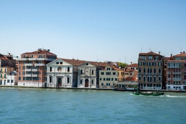 Venedik İtalya - 10 Mayıs 2011; Büyük Kanal 'daki bazı eski binaların yanından geçen atık motorlu yeşil inşaat mavnası