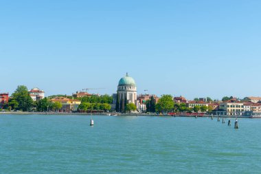 Venedik İtalya - 10 Mayıs 2011; Venedik Barışı Tapınağı Votivo Lido Adası ufuk çizgisinin ortasında.