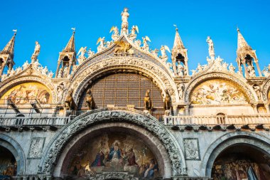 Venedik İtalya - 10 Mayıs 2011; İsa 'nın altın kanatlı aslan heykelleri ve süslü detaylarıyla tarihi dini yapılar üzerine cephe
