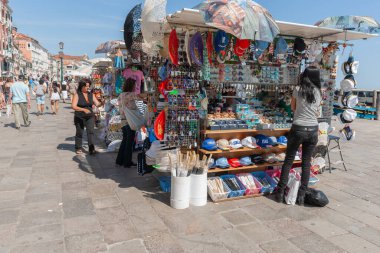 Venedik İtalya - 11 Mayıs 2011; Popüler turizm beldesi gezinti alanında hatıra ve ticaret tezgahı.