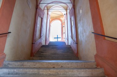 Bologna İtalya 'da gün ışığında aydınlanmak üzere San Luca' nın kemerli kapısının altından geçiliyor..