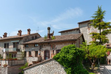 Çatılar evlerin yakınlığını ve dağlık Gubbio Dağı 'ndaki eski İtalyan duvarlı şehrinin manzarasını gösteriyor. Ingino.