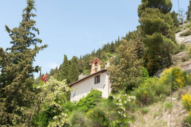 Gubbio, İtalya 'nın tepesinde Ingino Dağı' nın yamacında çan kulesi olan küçük bir şapel..